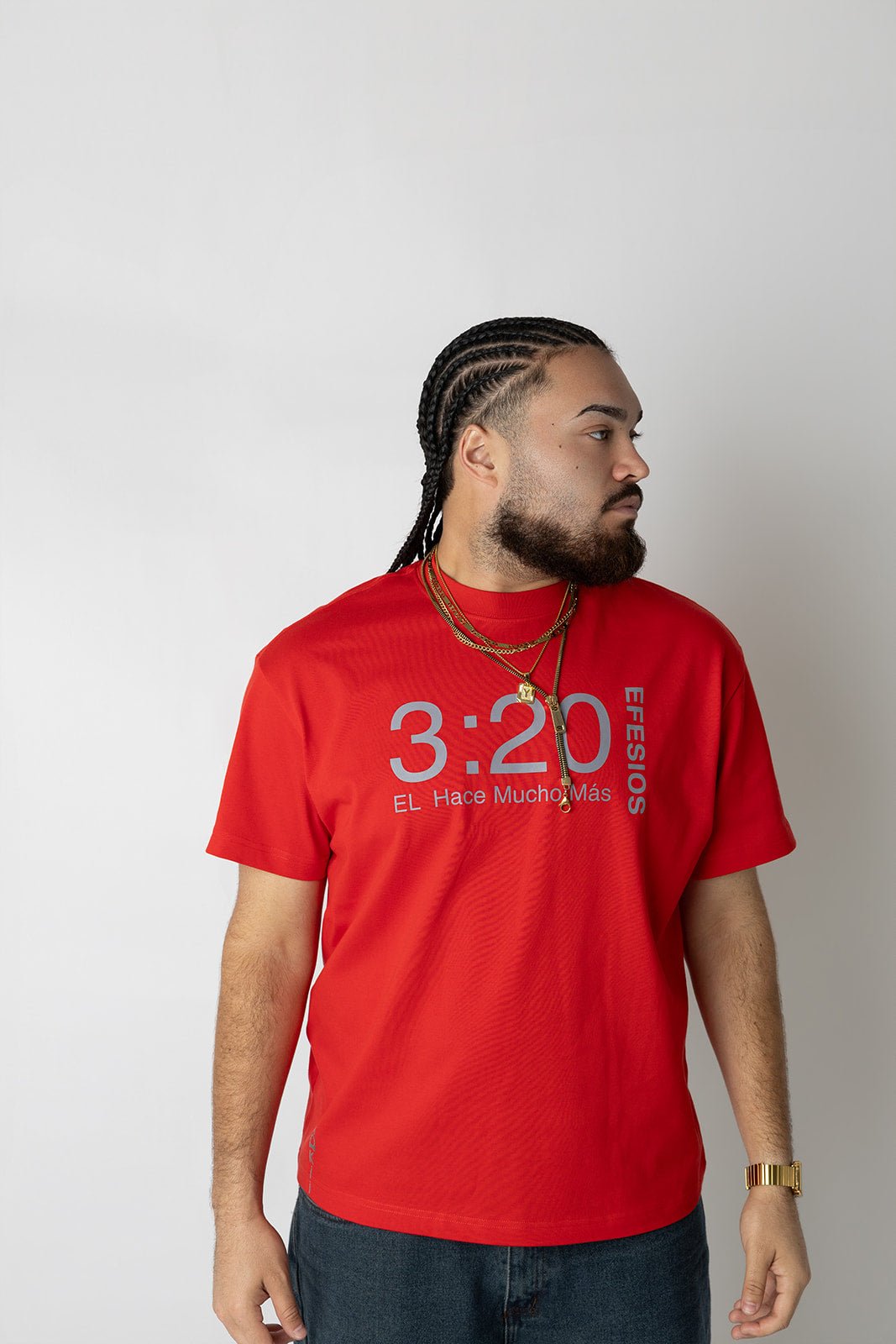 Man wearing the red Efesios 3:20 Él Hace Mucho Más faith tee by Kokii Style – front view