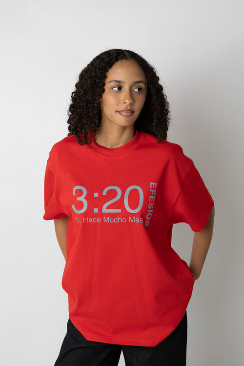 Woman wearing the red Efesios 3:20 Él Hace Mucho Más Christian tee by Kokii Style – front view